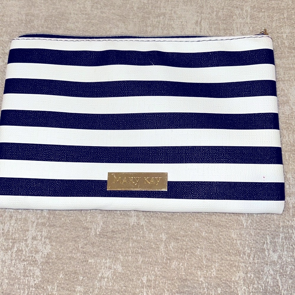 MaryKay Small Cosmetics Bag/Tote.    New Without Tags